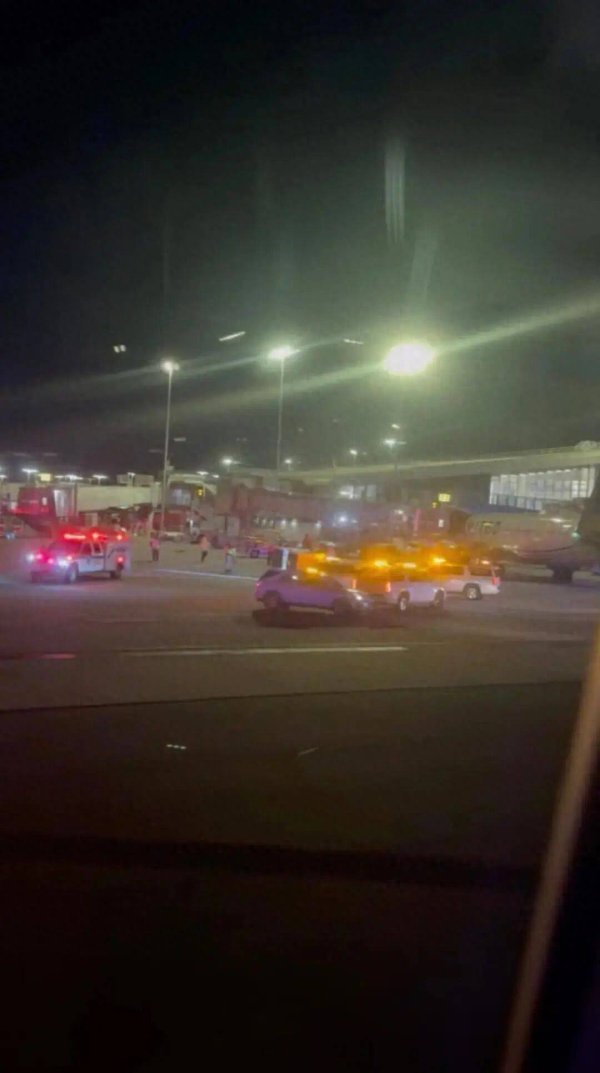 旺源配资 美国两架客机发生地面擦碰事故